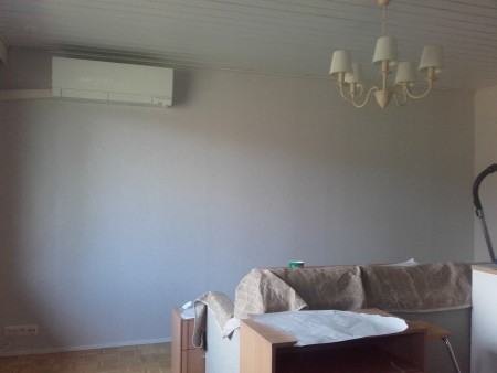 Paneloitu kattopinta olohuoneessa